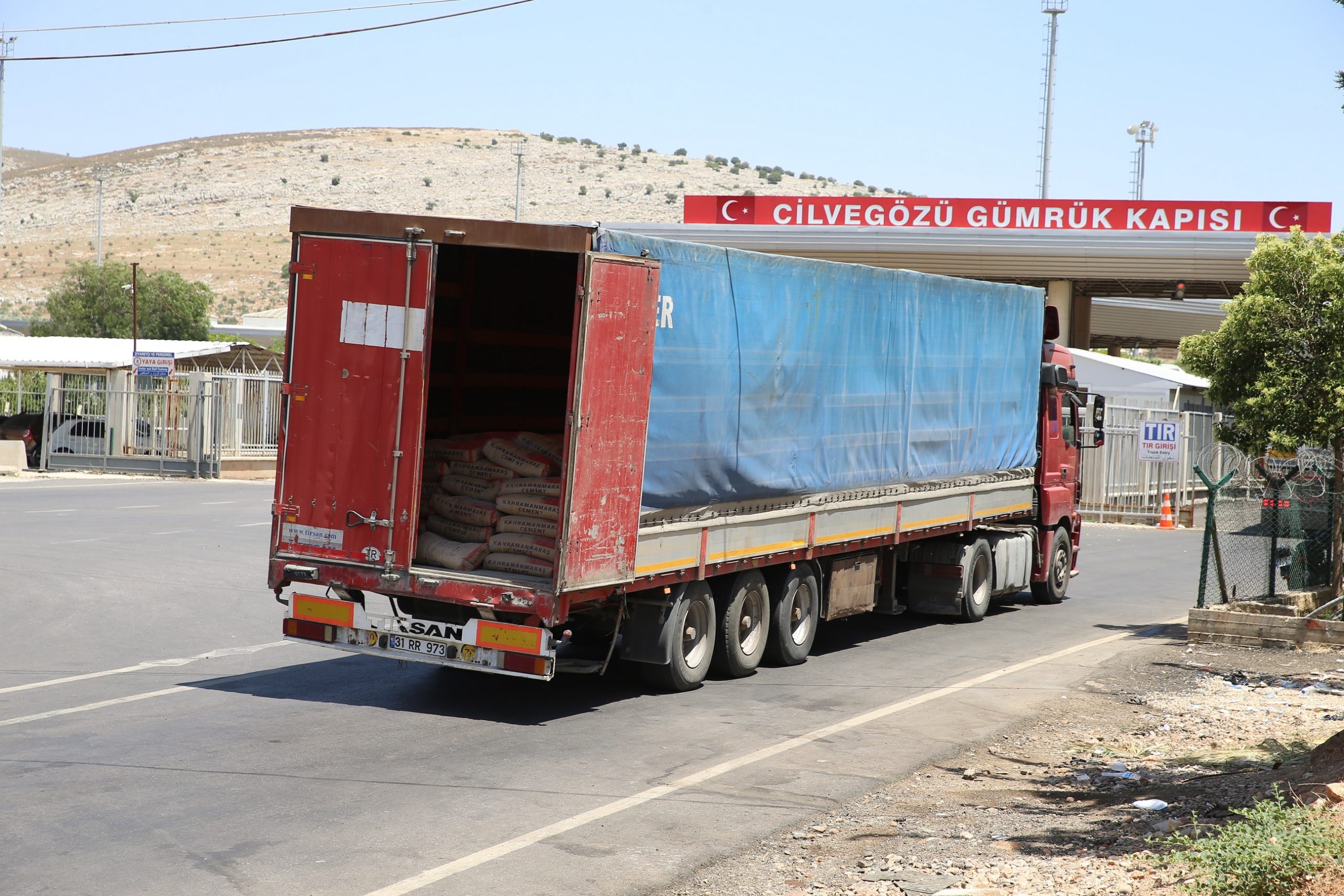 Hatay'ın Reyhanlı ilçesindeki Cilvegözü Sınır Kapısı'ndan, yılın ilk 6 ayında yardım ve ticari amaçlı 55 bin 549 tır geçti. ( Cem Genco - Anadolu Ajansı )