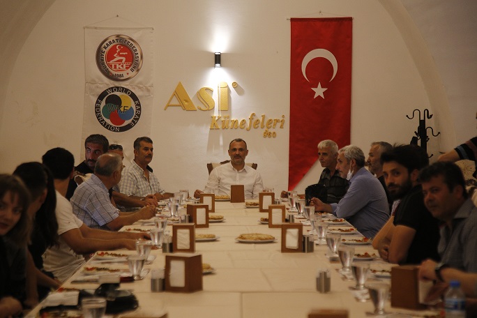 Türkiye Karate Federasyonu Başkanı Esat Delihasan(ortada), Hatay'da hakem ve kulüp yöneticileriyle buluştu. ( Ozan Efeoğlu - Anadolu Ajansı )