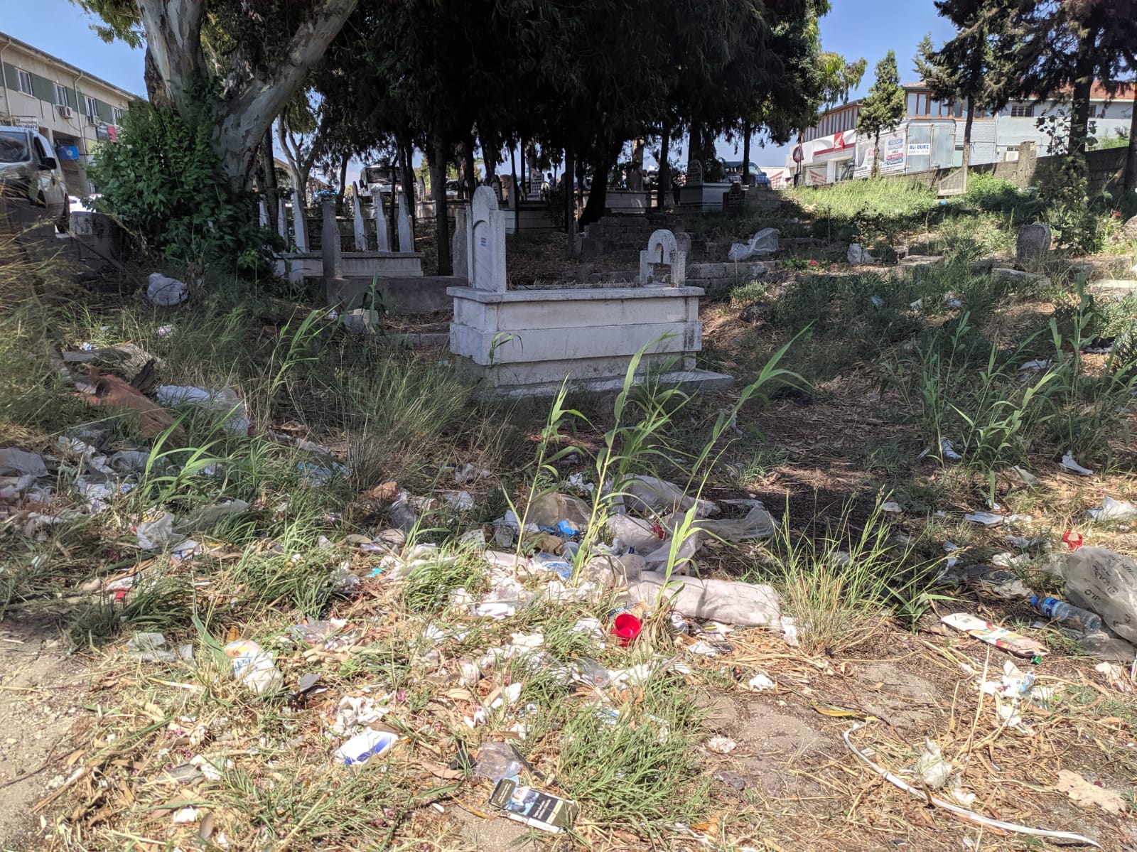 Mezarlık-Harap-Durumda-3
