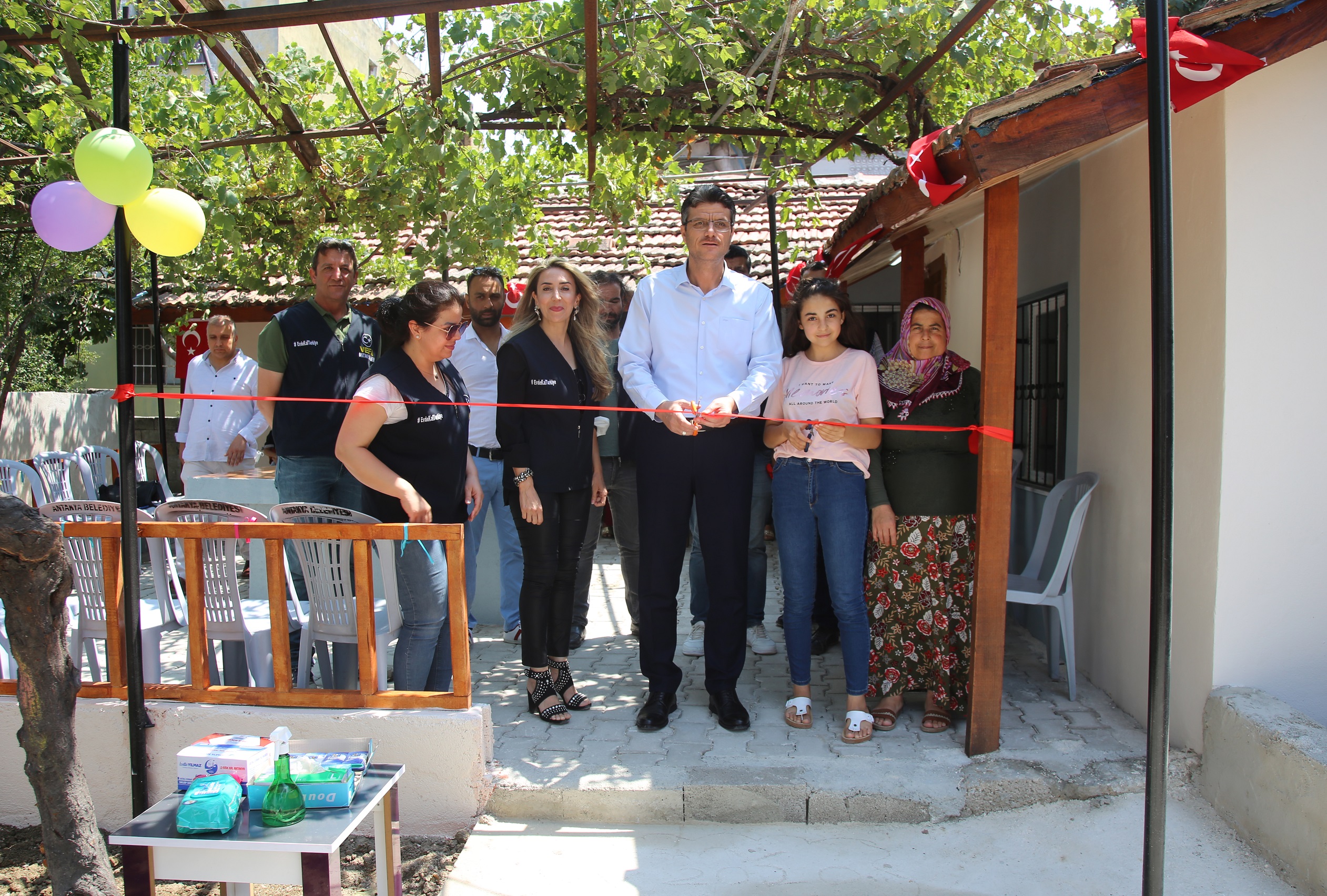 Hataylı okul idarecileri ve öğretmenlerden oluşan Vefa Sosyal Destek Grubu, ihtiyaç sahibi lise öğrencisinin evini hayırseverlerin desteğiyle yeniledi, ikameti beyaz eşya ve mobilyalarla donattı. Antakya'da yeni tip koronavirüs (Kovid-19) ile mücadele kapsamında oluşturulan Vefa Sosyal Destek Grubu, görevleri sırasında lise 2 öğrencisi Sakine Yetkin'in kalp hastası annesi Hatice ve yatalak babası İsa Yetkin'in "harabeyi" andıran evde yaşadığını öğrendi. Okul idarecileri ve öğretmenlerden oluşan Vefa Sosyal Destek Grubu, tavanından su sızan, mutfağı ve banyosu olmayan iki odada yaşayan öğrencinin yaşadığı evi yenilemek için harekete geçti. Yaklaşık 40 günde, hayırseverlerin de desteğiyle 61 bin liraya yenilenen eve beyaz eşya ve mobilya da alındı. Öğretmenlerin inşaatından dekoruna kadar tüm aşamalarında yenileme çalışmasına katıldığı ev, Türk bayrakları asılıp balonlarla süslendikten sonra kurdele kesilerek aileye teslim edildi. ( Lale Köklü Karagöz - Anadolu Ajansı )