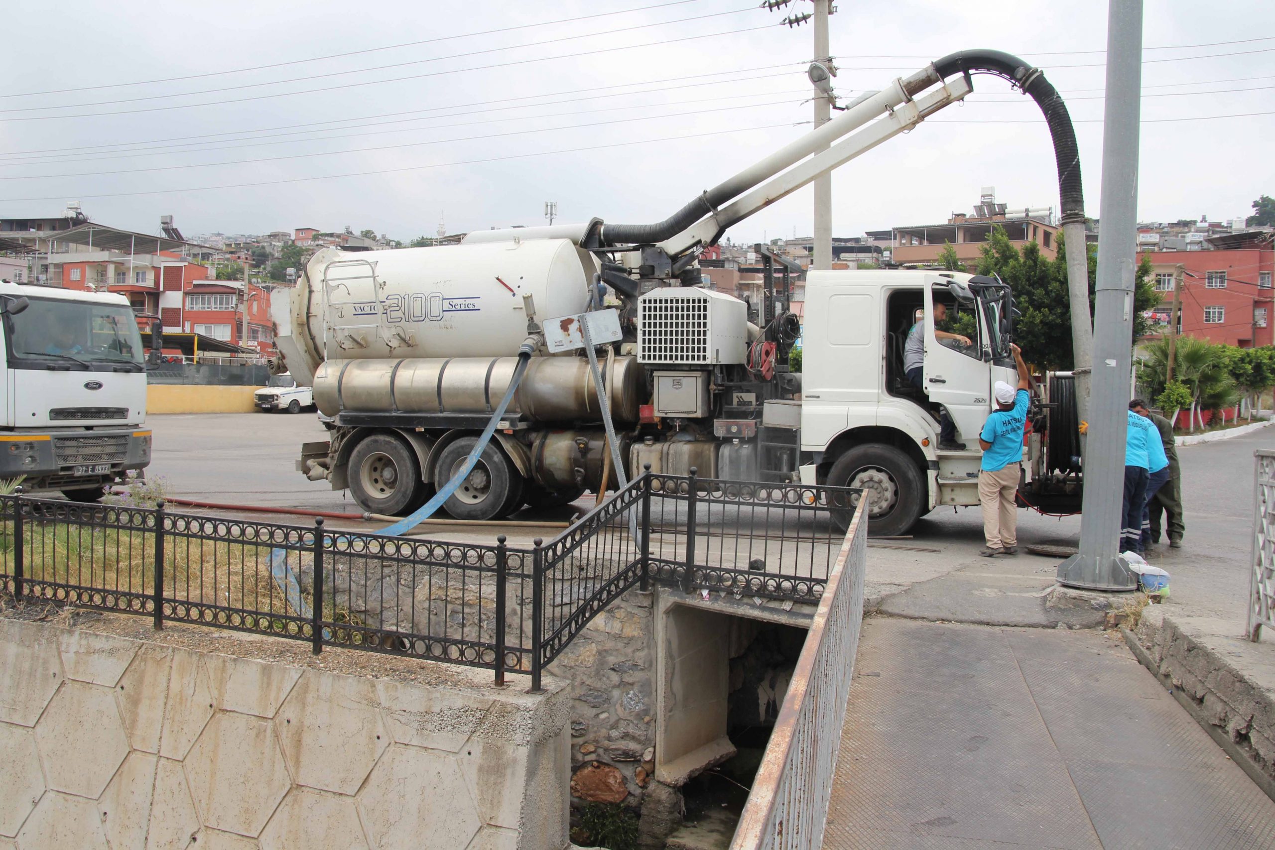İSKENDERUN TEPE MAHALLELERİNDE KAPSAMLI ALTYAPI TEMİZLİK (5)