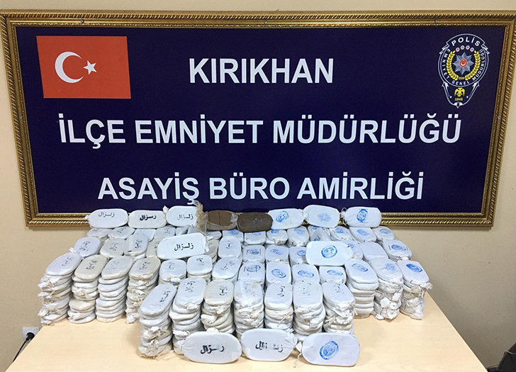 KIRIKHAN'DA UYUŞTURUCU OPERASYONU: 3 GÖZALTI OPERASYONDA 98 KİLO 125 GRAM TAKOZ ESRAR MADDESİ ELE GEÇİRİLDİ