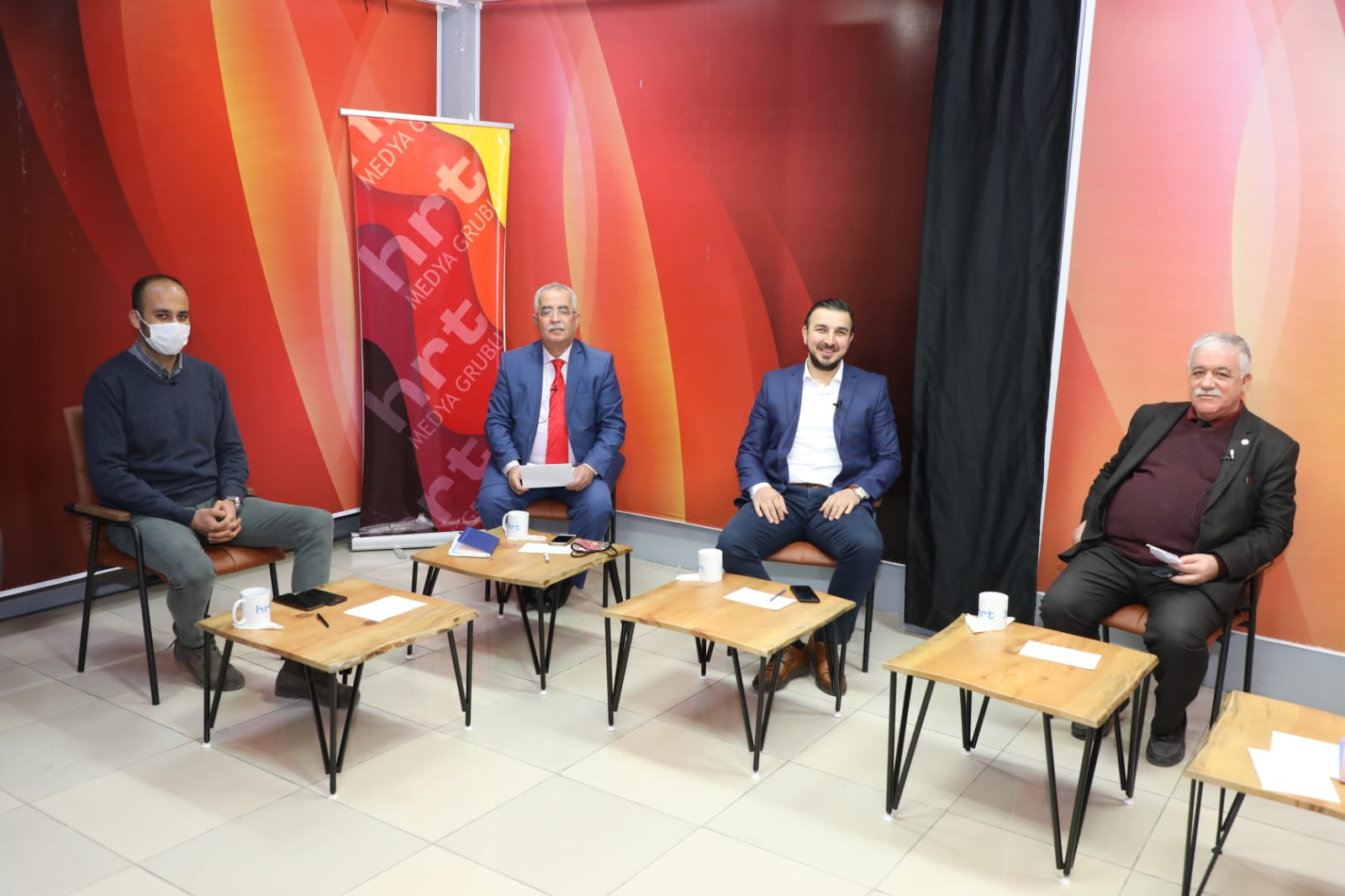 HBB BAŞKANI LÜTFÜ SAVAŞ HİÇ ARA VERMEDEN 4 SAAT BOYUNCA GAZETECİLERİN SORULARINI YANITLADI