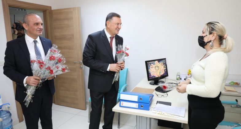 BAŞKAN SAVAŞ’TAN SAĞLIK ÇALIŞANLARINA JEST (2)