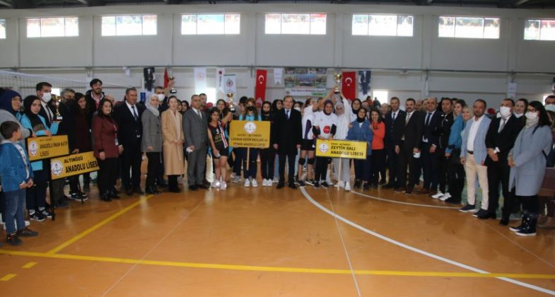 Altınözü’nün şampiyonu Zeytin Dalı Anadolu Lisesi