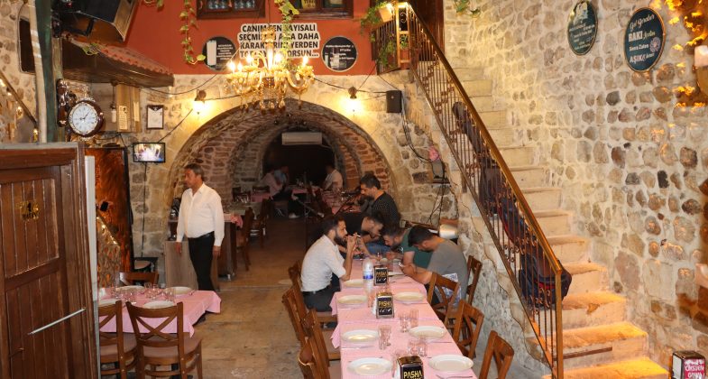 Eski Antakya sokaklarında lezzet ve eğlenceyi bir arada bulacağınız bir mekan:  “Paşha Fasıl Restaurant “