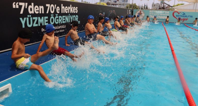 “YÜZME BİLMEYEN KALMASIN” PEOJESİ REYHANLI’DA HAYATA GEÇİRİLDİ (4)