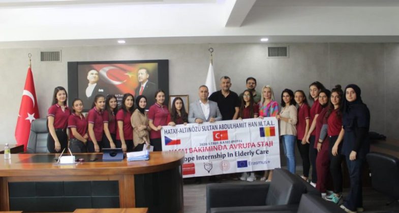 Romanya ve Çekya’daki stajlarını başarıyla tamamlayan öğrenciler Başkan Sarı’yı ziyaret etti