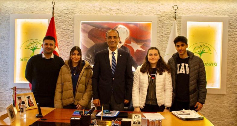 BAŞKAN GÜZEL BİLİMİN IŞIĞINDA İLERLEYEN ÖĞRENCİLERİMİZİ DESTEKLİYORUZ