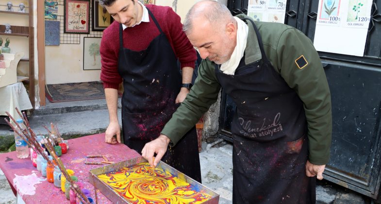 Renklerin bir araya gelmesi ile oluşan zerafet:”Ebru Sanatı”