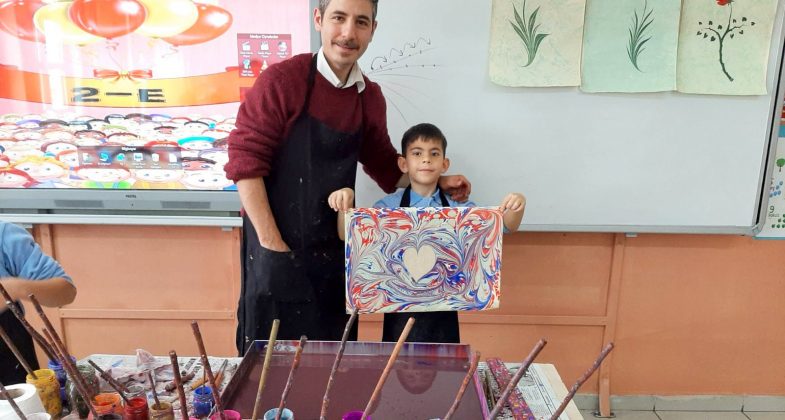 İlkokul Öğrencilerinden Ebru Performansı