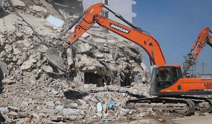 DEPREMİN VURDUĞU HATAY’DA 9 GÜNLÜK KURBAN BAYRAMI TATİLİNİN ARDINDAN HASARLI BİNALARIN YIKIMLARI KALDIĞI YERDEN DEVAM DİYOR. (HAKAN SAHİLLİ - İSMET BİÇEN - VEYSEL KORKMAZ/HATAY-İHA)