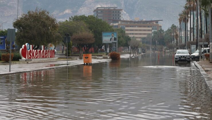 Hatay'ın İskenderun ilçesinde sağanak nedeniyle yollar su altında kaldı. ( Ali Kemal Zerenli - Anadolu Ajansı )