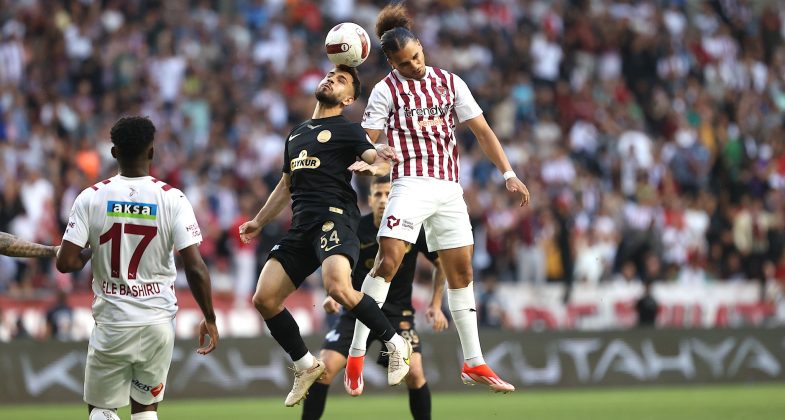 Trendyol Süper Lig'in 38. ve son haftasında Atakaş Hatayspor ile Çaykur Rizespor Mersin Stadyumu'nda karşılaştı. Bir pozisyonda, Hataysporlu Boudjemaa (sağda) ile Rizesporlu Mithat Pala (54) mücadele etti. ( Serkan Avci - Anadolu Ajansı )
