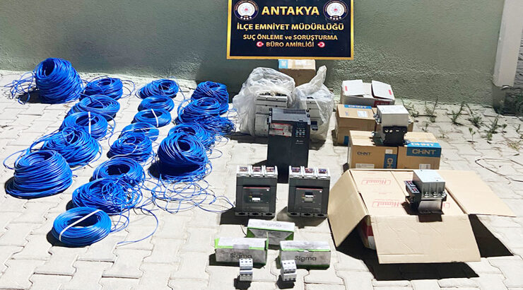 Hatay'ın merkez Antakya ilçesinde çeşitli suçlara karışan 2 şüpheli gözaltına alındı. ( Hatay Valiliği - Anadolu Ajansı )