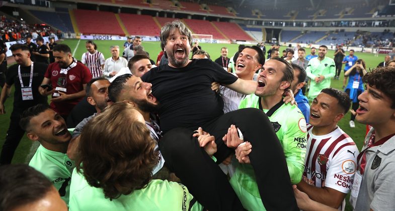 Trendyol Süper Lig'in 38. ve son haftasında Atakaş Hatayspor ile Çaykur Rizespor, Mersin Stadyumu'nda karşılaştı. Müsabakayı 2-0 kazanarak Süper Lig'de kalan Hatayspor'un oyuncuları ve teknik ekibi, büyük sevinç yaşadı. Oyuncular, teknik direktör Özhan Pulat'ı kucaklarına aldı. ( Serkan Avci - Anadolu Ajansı )