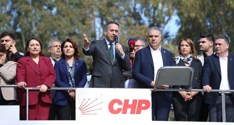 CHP Grup Başkanvekili Ali Mahir Başarır, Hatay'ın Arsuz ilçesindeki Kent Meydanı'nda partililerle bir araya gelerek konuşma yaptı. ( Ali Kemal Zerenli - Anadolu Ajansı )