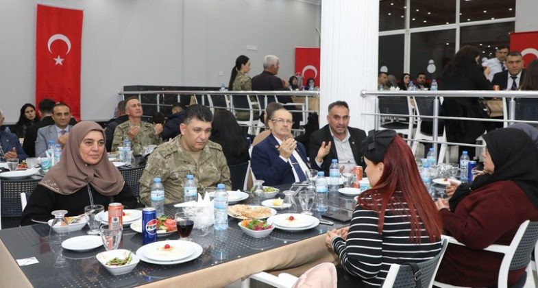 sehit-ve-gazi-ailelerine-iftar-yemegi