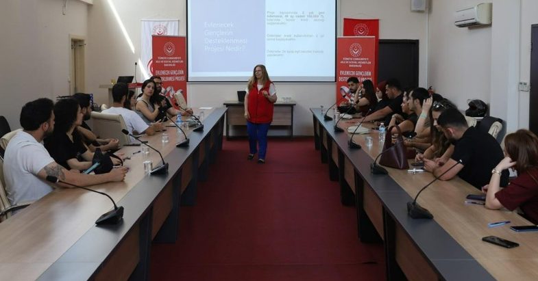 genclere-evlilik-oncesi-semineri-verildi