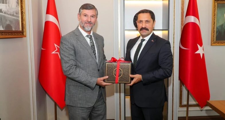 vali-masatliya-kurani-kerim-hediye-etti