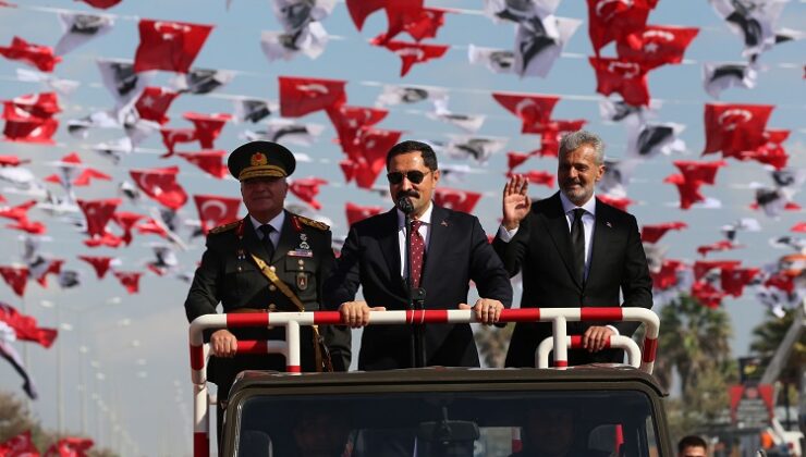 Hatay'ın merkez Antakya ilçesinde, 29 Ekim Cumhuriyet Bayramı törenle kutlandı. Törende Vali Mustafa Masatlı (ortada), Garnizon Komutanı Tuğgeneral Ali Mete (solda) ve Büyükşehir Belediye Başkanı Mehmet Öntürk (sağda), tören aracı üzerinden selamladıkları vatandaşların bayramını kutladı. ( Mehmet Bayrak - Anadolu Ajansı )