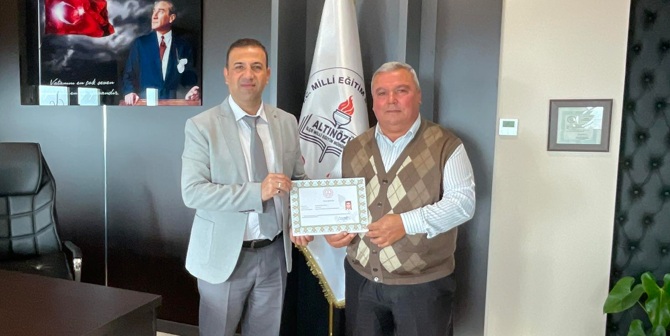 personelini-tesekkur-belgesi-ile-onurlandirdi
