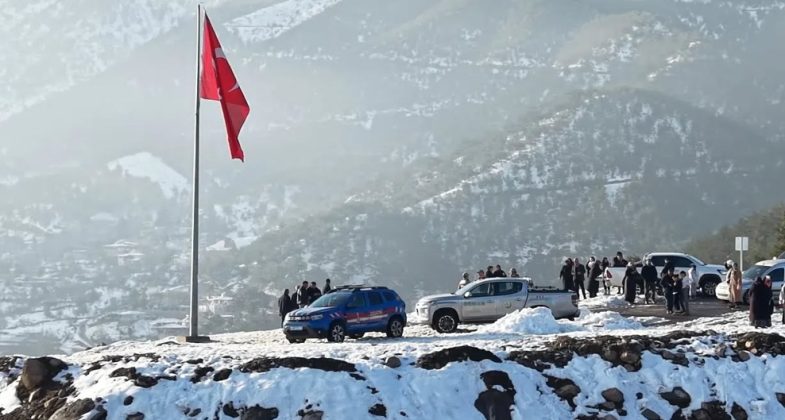 bayrak-yenilenerek-gondere-cekildi