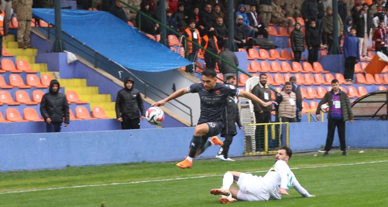 Trendyol 1. Lig'in 24. haftasında Atakaş Hatayspor ile Esenler Erokspor takımları Fuat Tosyalı Stadı'nda karşılaştı. Bir pozisyonda Atakaş Hatayspor'lu Ersin Aydemir (solda) ile Esenler Erokspor'lu Onur Ulaş mücadele etti. ( Ali Kemal Zerenli - Anadolu Ajansı )