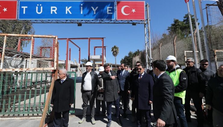Hatay Valisi Mustafa Masatlı, Yayladağı ilçesindeki sınır kapısında yürütülen çalışmaları inceledi. ( Hatay Valiliği - Anadolu Ajansı )