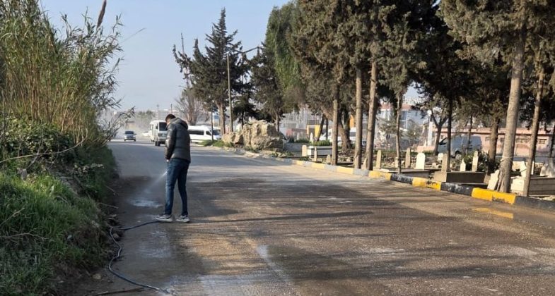 Tozdan Boğulan Bölge Sakinleri, Caddeyi Kendileri Suluyor!!