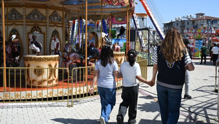 Hatay’da Polis ve Çocukların Kahkahaları Lunaparktan Yükseldi
