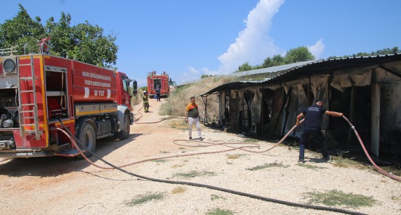Altınözü’ndeki TOKİ şantiyesinde korkutan yangın: 40 konteyner kullanılamaz hale geldi