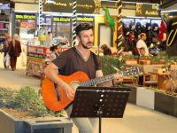 Depremin Susturduğu Gitar, Tarihi Uzun Çarşı’da Yeniden Hayat Buldu