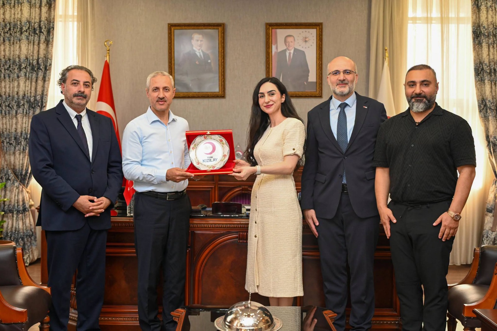 Kızılay’dan MKÜ Rektörü Eren’e Teşekkür Plaketi