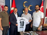Başkan Türk’e İsmi Yazılı Altınözü FK Forması