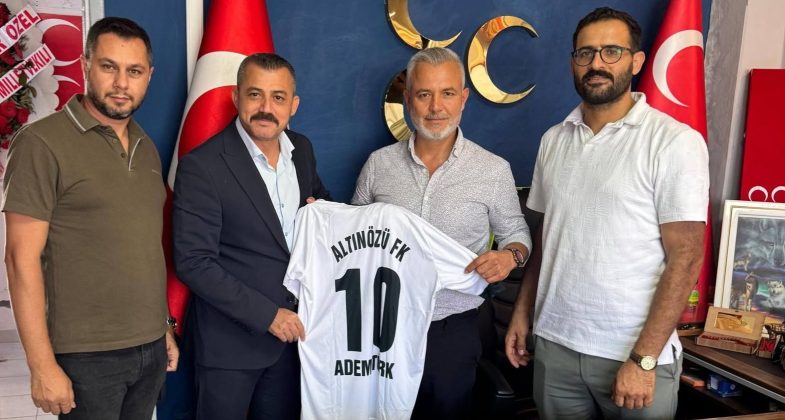 Başkan Türk’e İsmi Yazılı Altınözü FK Forması