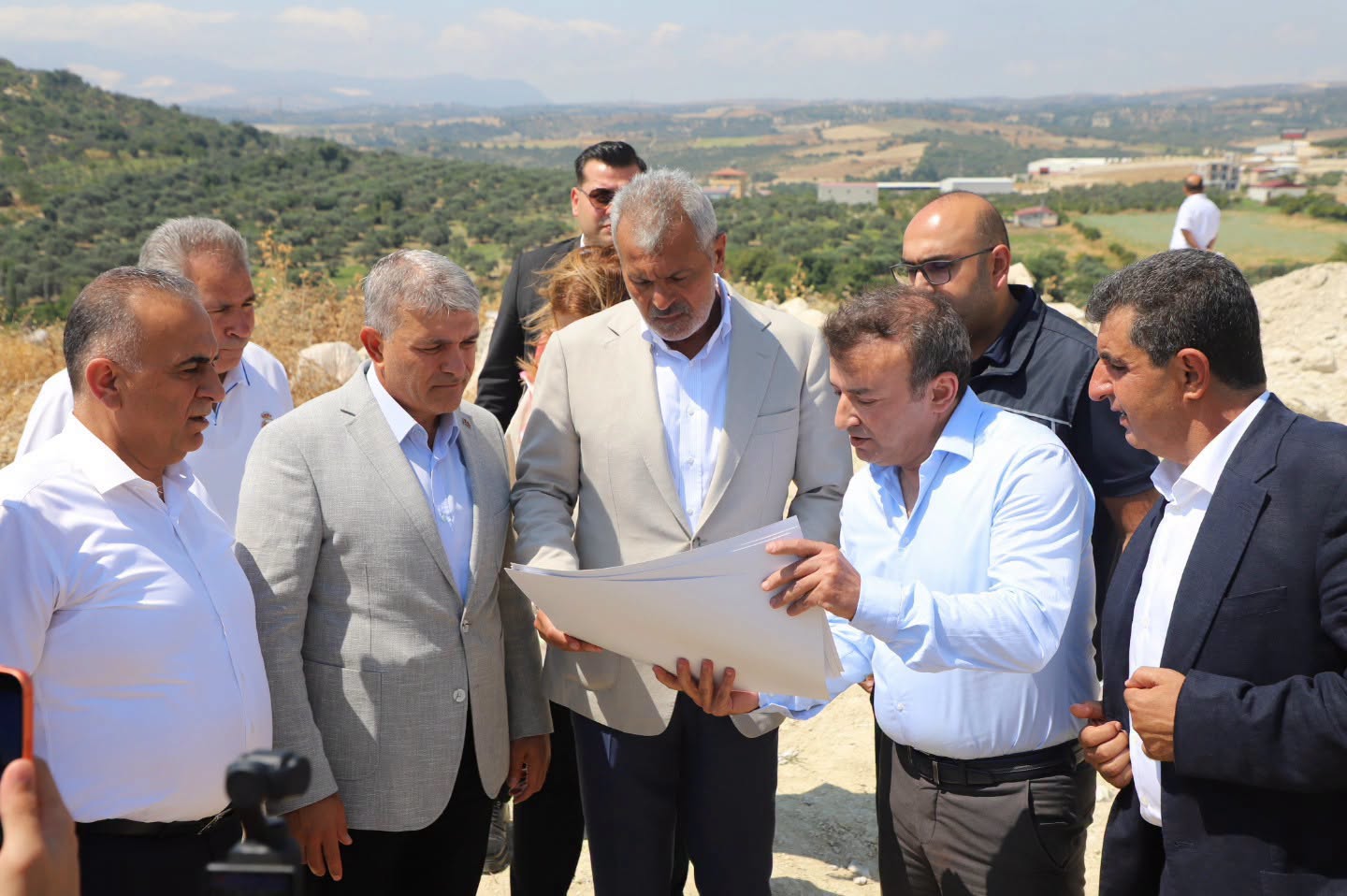 Başkan Öntürk Altınözü’nde: Asfalt çalışmaları ve yeni sosyal tesis projesi için inceleme