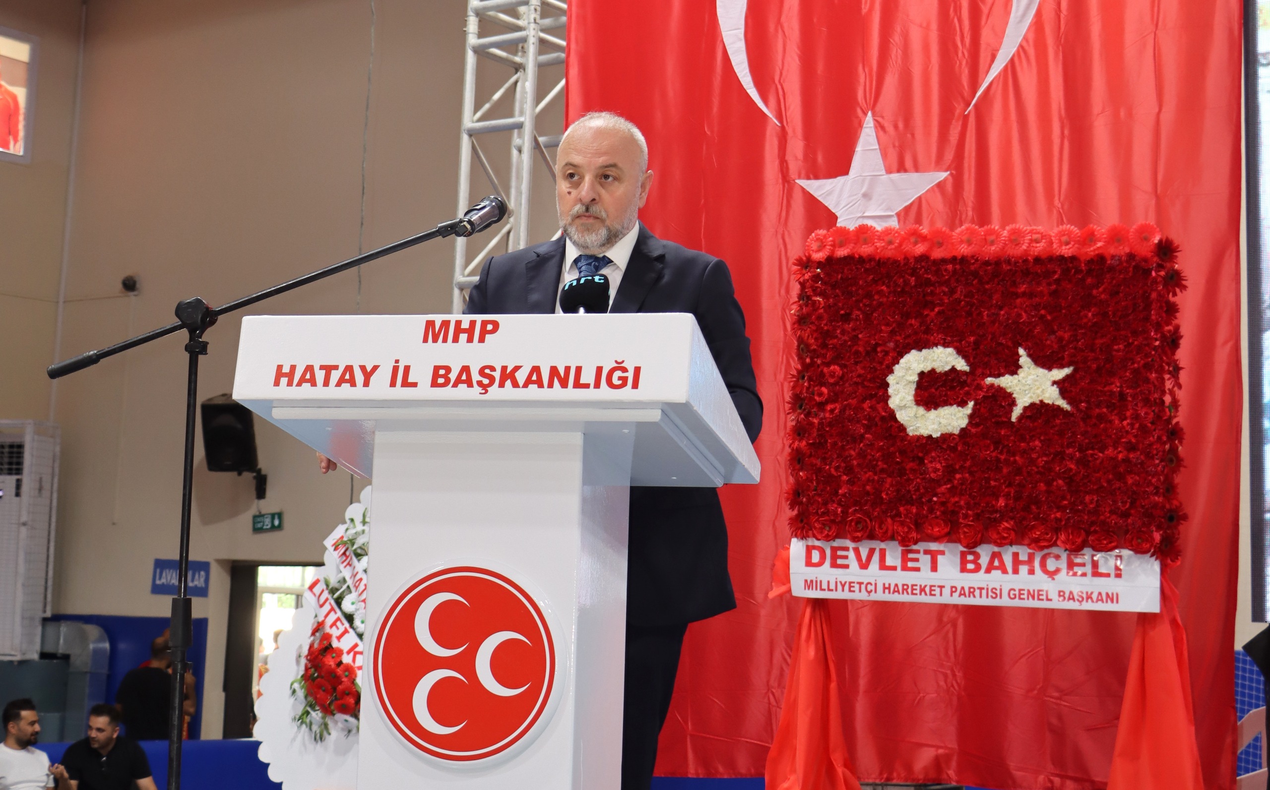 Şerifoğlu’ndan MHP Kongresinde Usta İşi Sunuculuk