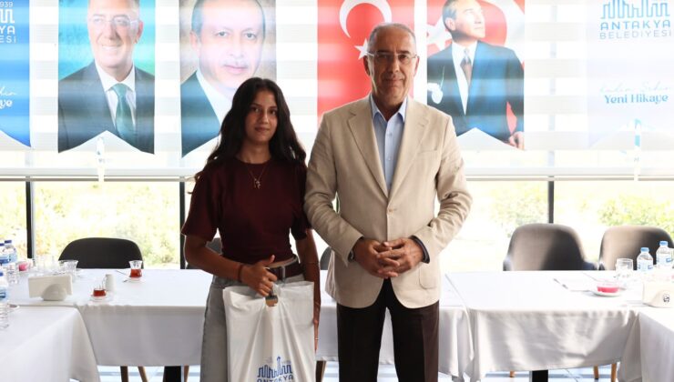 Başkan Yapar, YKS’de Dereceye Giren Öğrencileri Ödüllendirdi
