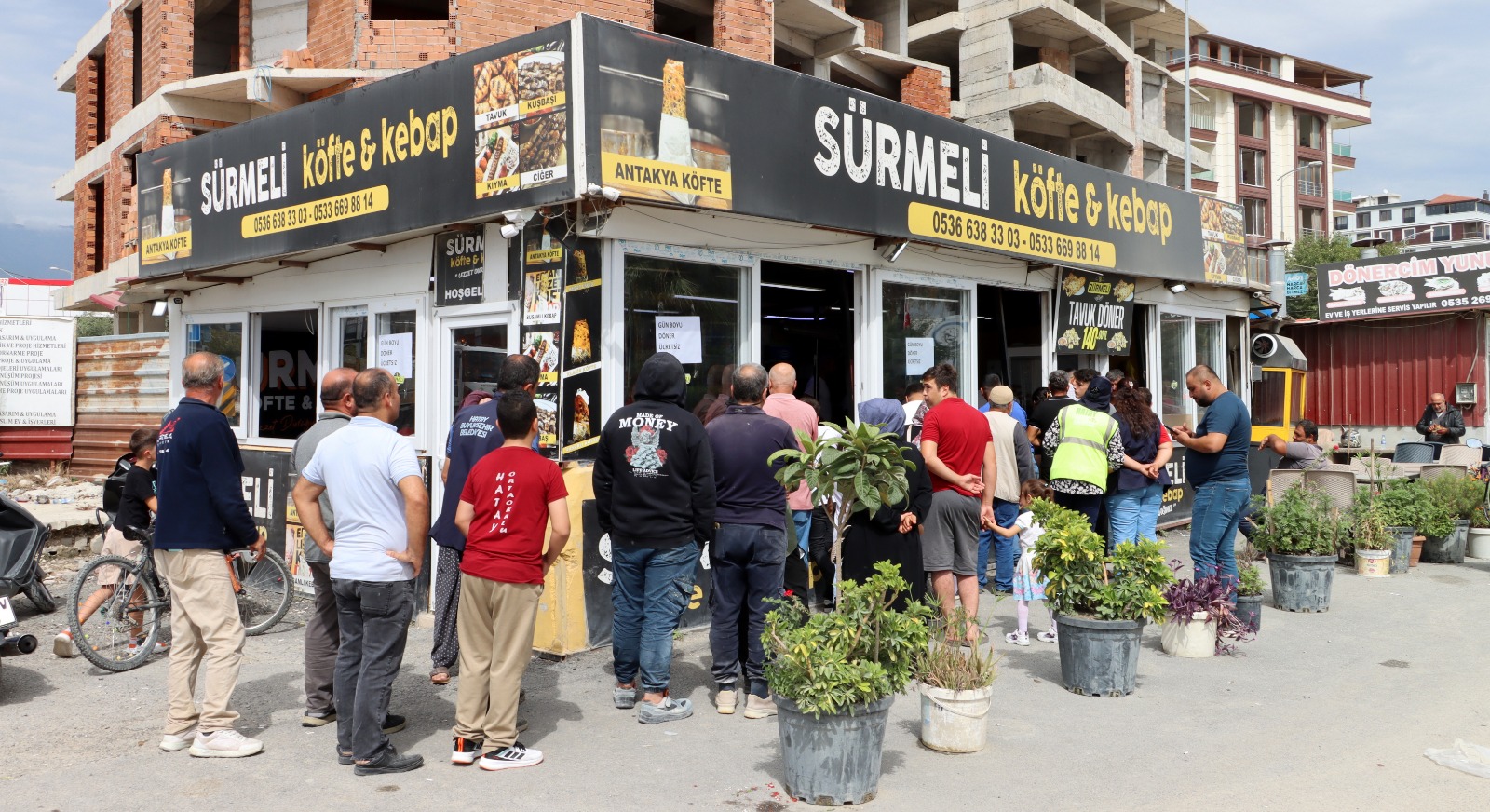 Sürmeli Döner’den Anlamlı Hayır: Gün Boyu Ücretsiz Döner Dağıttılar