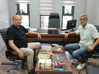Şair Ali Parlak’tan Yayladağı’na Anlamlı Kitap Bağışı