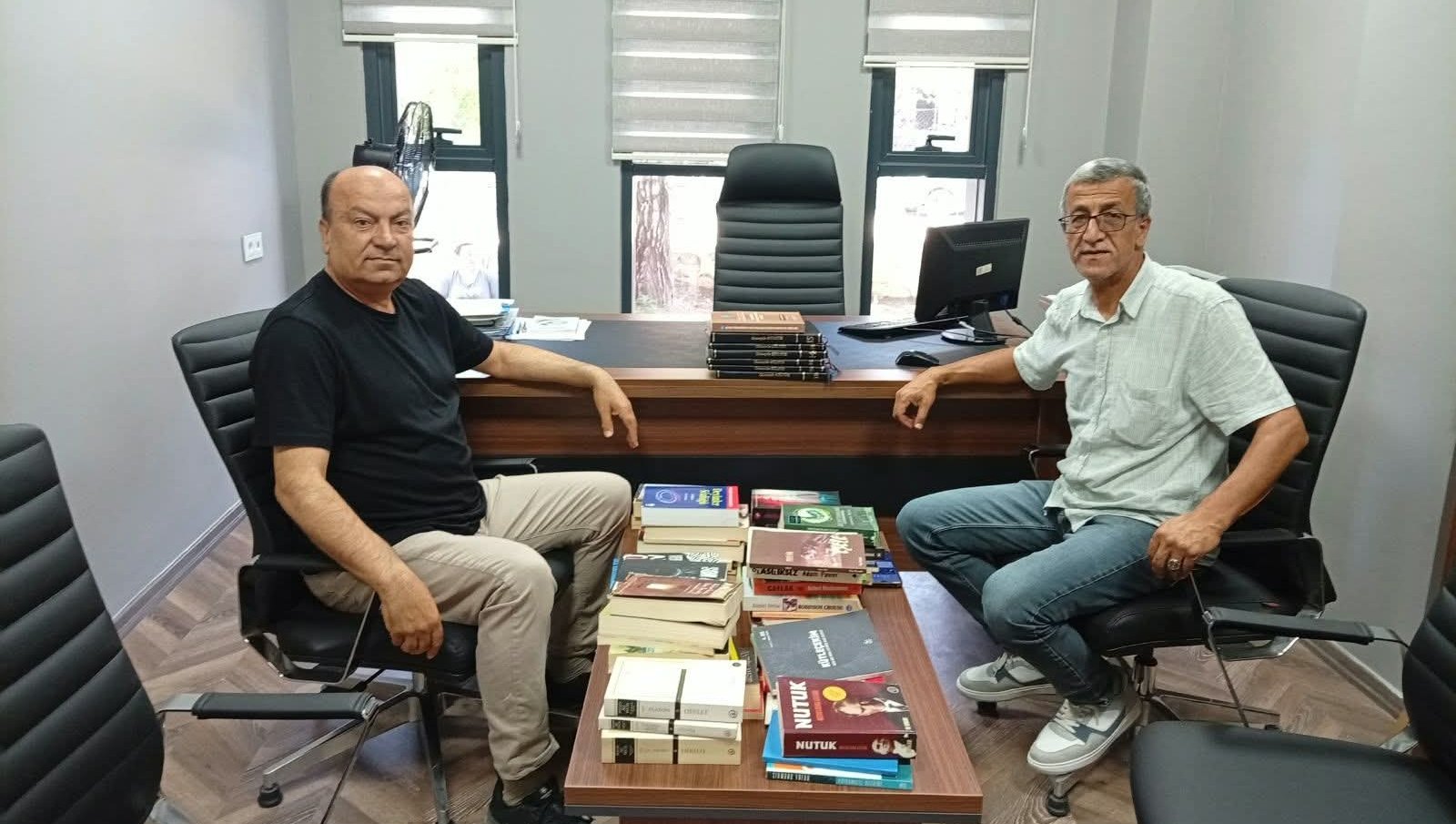 Şair Ali Parlak’tan Yayladağı’na Anlamlı Kitap Bağışı