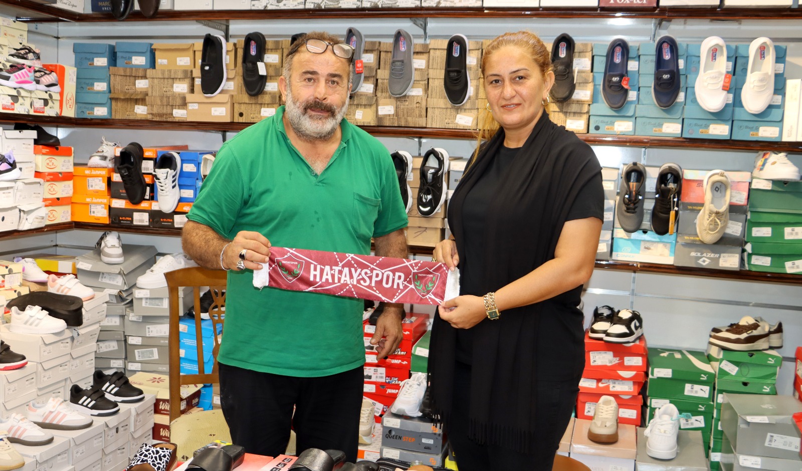Depremzedelerin Ablası Çilem Artan’a Hatayspor Atkısı