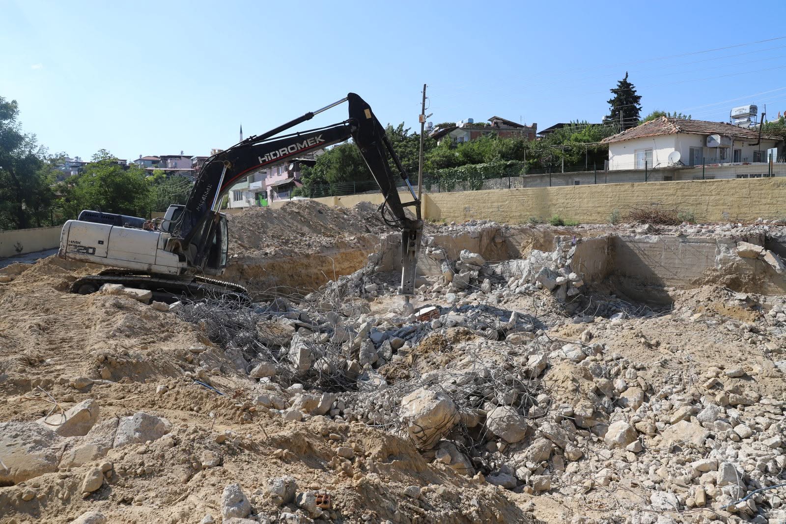 Depremde hasar alan Yolağzı İlkokulu’nun yıkımı gerçekleştirildi