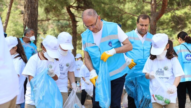 Öğrencilerle Birlikte Çevre Temizliğine Katıldı