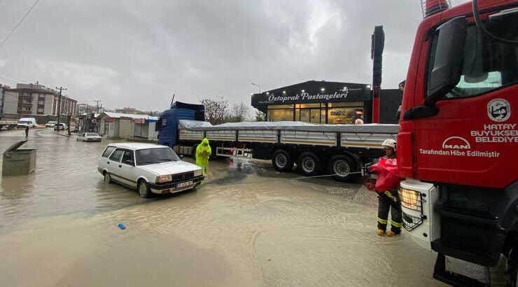 Sağanak Yağış Antakya’da Yaşamı Olumsuz Etkiledi