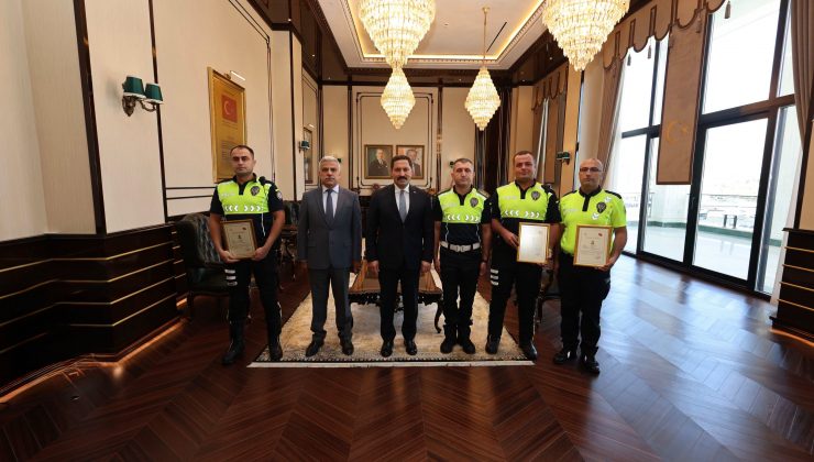 Hatay Valisinden Örnek Davranış Sergileyen Polislere Başarı Belgesi