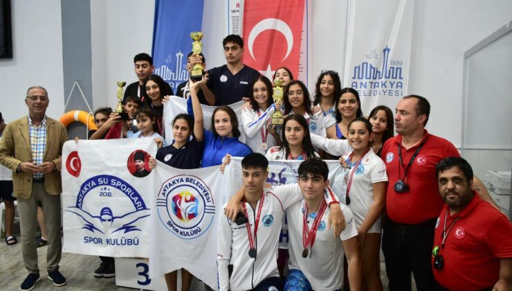 ‘Kamil Köseoğlu Yüzme Yarışması’nda Dereceye Girenlere Madalyaları Dağıtıldı