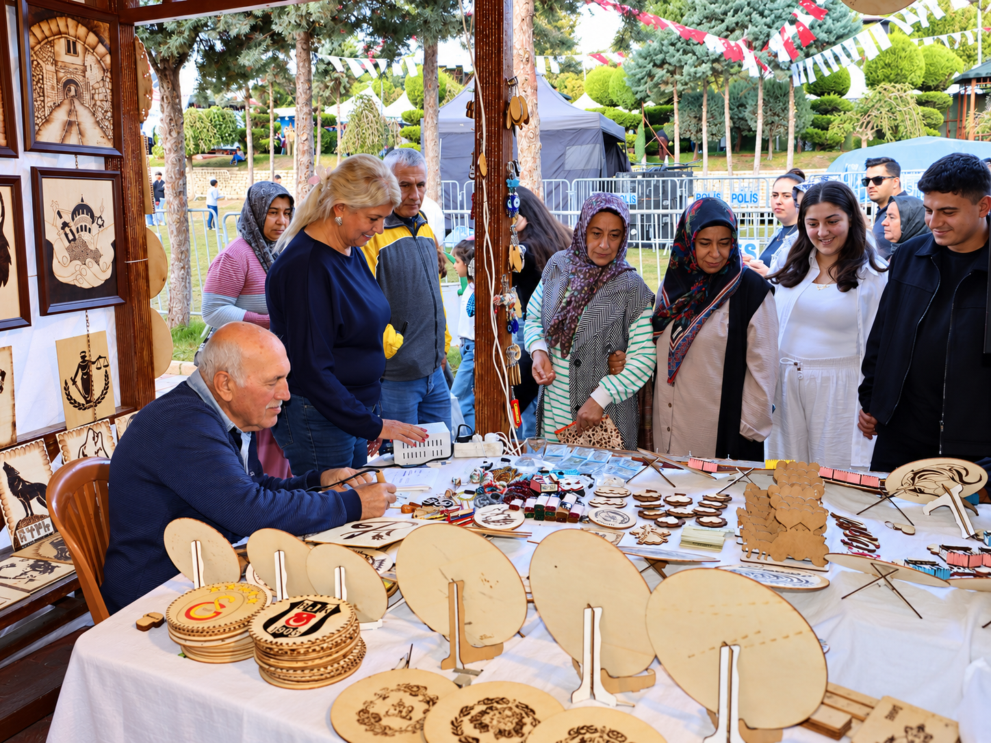 ZEYTİN FESTİVALİ’NDE  YAKMA RESİM SANATI İLGİ GÖRDÜ