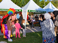 FESTİVALİN GÖNÜLLÜ PALYAÇOSU GÖNÜLLERİ FETHETTİ
